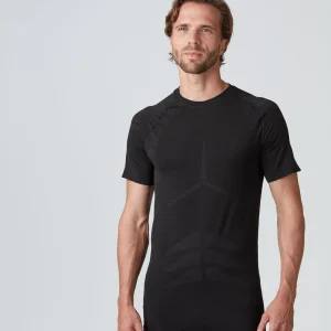 Schwarzes Herren Light Shortsleeve Shirt wird von einem Mann getragen und zeigt die Front-Seite des atmungsaktiven Shirts