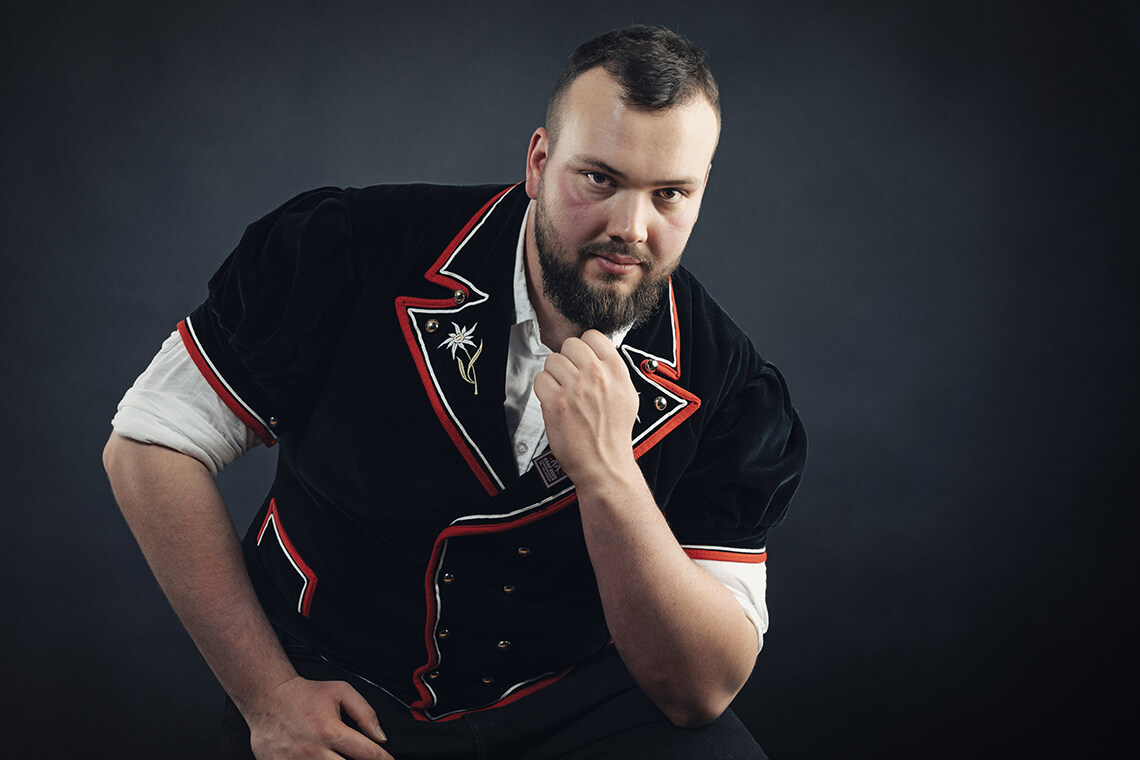 Konzentrierter Blick von Schwinger Streich aus Möhlin im Schwinger-Kostüm mit Schwingerhose – Symbol für Stärke und Tradition am ESAF Schweiz.