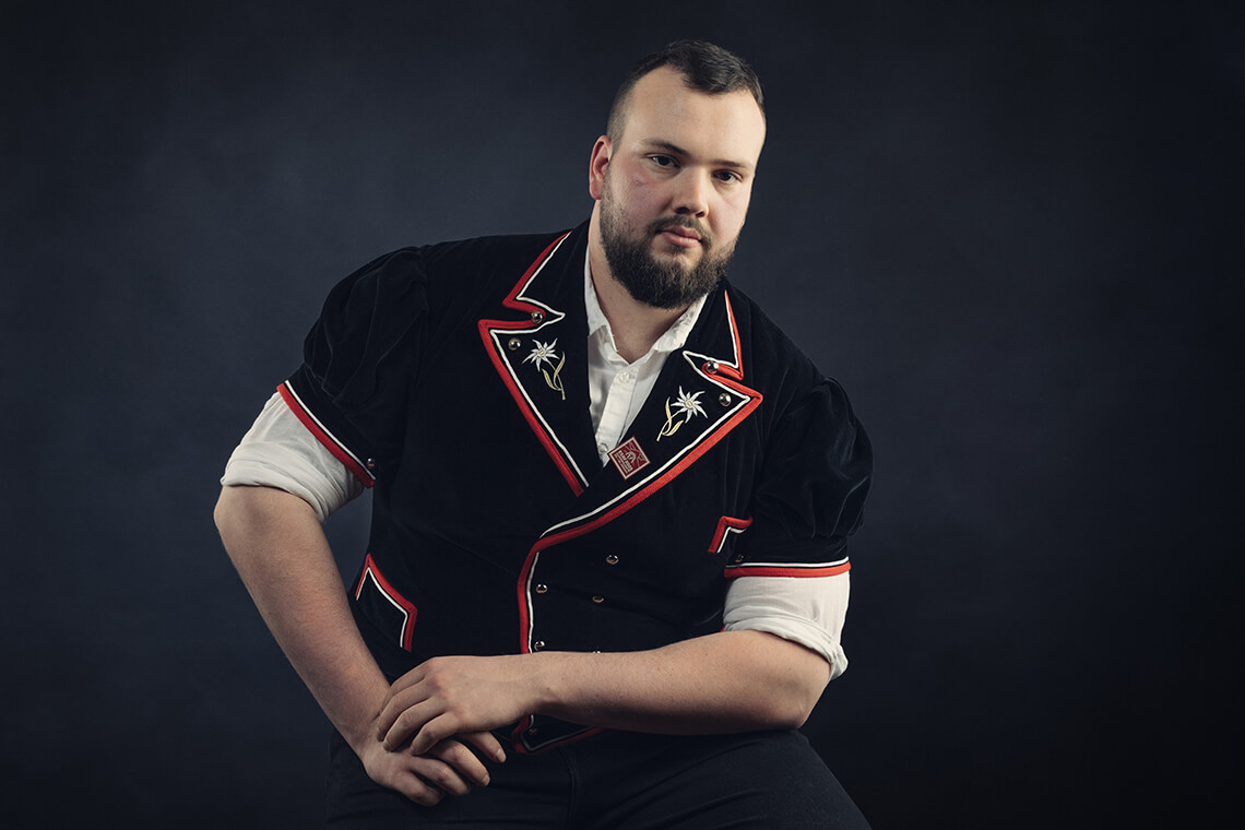 Schwinger Streich aus Möhlin sitzt im traditionellen Schwinger-Kostüm mit Schwingerhose beim Fotoshooting nach seiner starken ESAF-Leistung in der Schweiz.